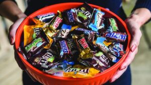 Mars Wrigley to cut 307 jobs as headquarters relocates to Chicago